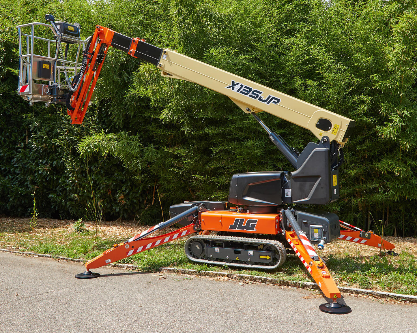 JLG X13SJP Bomlift vikbom stödben larvband
